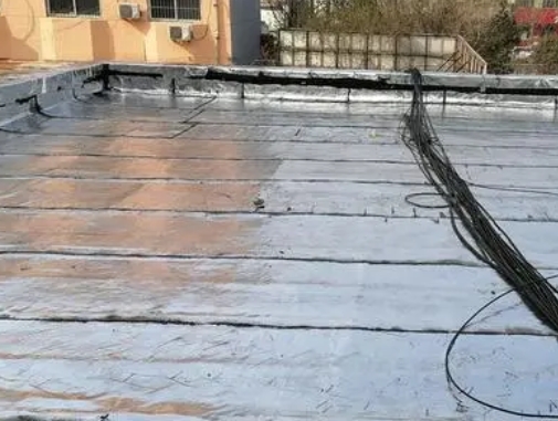 江门卫生间漏水维修公司分享下江门屋面楼顶防水刚性防水层施工要点。
